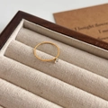 Anillo minimalista de acero de titanio chapado en oro de 18K con circón en caja de regalo - US 6 / Dorado/Estilo Engaste de Garras Redondo