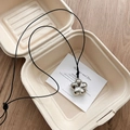 Collier à pendentif fleur argentée avec cordon noir dans une boîte cadeau crème - Fleur Argent Brillant