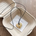 Collier minimaliste à pendentif cœur doré 3D avec cordon noir élégant sur boîte cadeau - Cœur Or Brossé