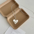 Minimalistische zilveren hartjesketting aan een lange kruisketting met spiegelglans - Basis Ketting / Zilver