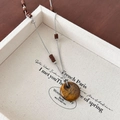 Tijgeroog stenen hanger met zilveren ketting en accenten van houten kralen - Tijgeroog Steen Halsketting