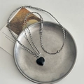 Collana di perline con ciondolo a cuore nero su cordoncino intrecciato tricolore - Collana con pendente a cuore nero