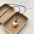 Gepolijste gouden hart hanger ketting met zwart koord in een minimalistische geschenkdoos - Goud