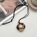 Handgemaakte houten ketting met geweven details en een artistieke uitstraling - Houten Gevlochten Vierkante Ketting