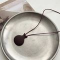 Minimalistische bordeauxrode ketting met hanger van mat materiaal en geweven koord - Rood