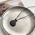 Minimalistische ronde hanger ketting met donkerbruin gevlochten touw in moderne Chinese stijl - Bruin