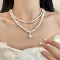 Dubbellaagse ketting van titaniumstaal met witte parels en een vierkante kristallen hanger - Dubbele Laag Parelketting