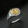 Anillo calavera punk para hombre con relieve dorado y banda de plata grabada - US 8 / Dos colores