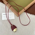 Minimalistische lange Lederhalskette mit dunkelrotem und goldenem Anhänger - Rote Lederkette