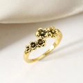 Vintage Goldring mit vier Blütenblättern und antikem Finish auf weißem Satin-Hintergrund - US 5 / Goldgelb