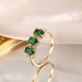 Elegante anillo de plata S925 dorada con tres circonitas verdes ovales y diamantes blancos - US 6 / Amarillo Dorado