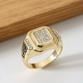 Goldener Herrenring in Quadratform mit Kristallen und geometrischen Mustern auf Holz - US 10 / Gold