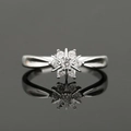 Elegante anillo plateado con diseño de flor y copo de nieve con cristales brillantes - US 7 / Plateado