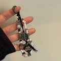 Colgante étnico con cuentas de jade verde, dijes vintage y borlas negras - Estilo de Cuentas de Piedra Natural