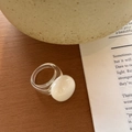 Anillo moderno de resina transparente con un gran adorno ovalado blanco lechoso - Base Transparente Parte Superior Ovalada / Crema