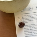 Bague minimaliste en résine transparente avec un grand ornement ovale marron foncé - Café