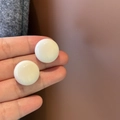 Elegante weiße runde Perlenohrstecker mit minimalistischem Planeten-Design für Damen - Creme