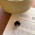 Bague large en résine transparente avec cabochon noir et motif floral argenté - Noir profond