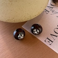 Retro-Ohrstecker mit dunkelbrauner Perle, Planeten-Kreuz-Design und Silber-Blumen-Detail - Leopardenmuster (Kreuz)