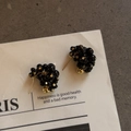 Primer plano detallado de pendientes vintage de cuentas de obsidiana negra y oro - Pendientes de racimo de obsidiana / Pin de plata 925