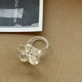 Detailansicht eines transparenten Harzrings mit fünf Kugeln im Blumendesign-Stil - Transparenter Weißer Harz-Traubenring