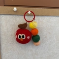 Handgefertigter roter Elmo-Filzanhänger fürs Handy mit bunten Perlen und Metallring - Roter Apfel Cartoon Gesicht (5120)