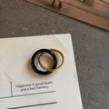 Conjunto de anillos dobles entrelazados de resina negra pulida y banda de metal dorado - Anillo Doble Obsidiana Dorado