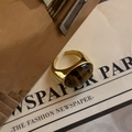 Verstelbare gouden ring met een ovale tijgeroogsteen op een vintage achtergrond - Gouden Tijgeroog Ovale Ring