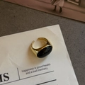 Minimalistische gouden open ring met een grote ovale zwarte onyx steen zetting - Gouden Obsidiaan Ovale Ring