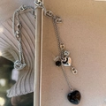 Détail du long collier argenté avec pendentif cœur noir et maillons créatifs style anneau - Style Coeur Noir