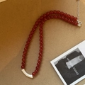 Collar de cuentas de ágata roja con colgante de tubo plateado y cierre de langosta - Estilo De Cuentas Rojas Sonrisa Cepillada