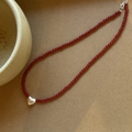 Collar minimalista de cuentas de ágata roja con un dije colgante de corazón plateado - Estilo De Corazón Cepillado Rojo