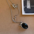 Collar largo minimalista con colgante ovalado negro y cierre de barra en T plateado - Collar OT de Obsidiana