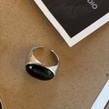 Anillo abierto plateado minimalista con una gran piedra ovalada negra pulida - Anillo Ovalado de Obsidiana Plateado