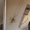 Collier croix vintage en or avec perles d'oeil de tigre et motifs de fleur de lys - Or (Chaîne Serpent en Acier au Titane)