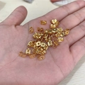 Cierres de mariposa para pendientes en dorado en la palma para referencia de tamaño - Estilo Cierre Mariposa / Paquete de 10 / Dorado