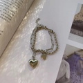 Vista detallada de una pulsera de plata de doble capa con corazón y cadena de clips - Pulsera de Corazón de Doble Capa