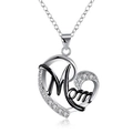 Détail macro du collier cœur en argent avec cristaux et pendentif artistique Mom - Argent + Noir