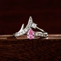 Silberner Kreuzring mit rosa Saphir im Birnenschliff und Diamanten auf Holzgrund - US 6 / Rosa