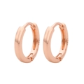 Nahaufnahme der roségoldenen S925 Sterlingsilber Creolen mit Metallstempel-Detail - 6mm / Roségold