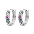 Dettaglio di orecchini a cerchio in argento con zirconi colorati incastonati in micro-pavé - Stile Micro Set Tre File Pietre Colorate / Argento + Multicolore