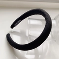 Dettaglio dell'etichetta HAND MADE su un cerchietto spesso in maglia nera imbottito - Nero