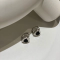 Silberne Herz-Ohrringe mit polierter schwarzer Emaille für einen modernen Look - Silber Schwarz Zirkon Ohrringe