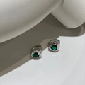 Minimalistische silberne Huggie-Ohrringe mit facettierten smaragdgrünen Zirkonia-Herzen - Silber mit grünem Zirkonia