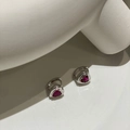 Schicke silberne Creolen mit herzförmigem rotem Zirkon und poliertem Metallverschluss - Silber Rosenrot Zirkon Ohrringe