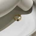 Verstellbarer goldener gerippter Ring mit schwarzem Herz auf minimalistischem Stein - Goldener Ring mit schwarzem Zirkon