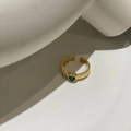 Verstellbarer goldener offener Ring mit Struktur und grünem Zirkonstein in Herzform - Goldener Ring mit grünem Zirkon