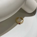 Verstellbarer vergoldeter Ring mit geripptem Band und rotem herzförmigem Edelstein - Goldener Ring mit rosenrotem Zirkon