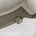 Silberner offener Herzring mit vertikaler Rillenstruktur und klarem Zirkoniastein - Silberner Ring mit weißem Zirkon