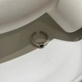 Minimalistischer silberner offener Ring mit schwarzem Herz-Zirkon und Schraubenmuster - Silberner Schwarzer Zirkon Ring